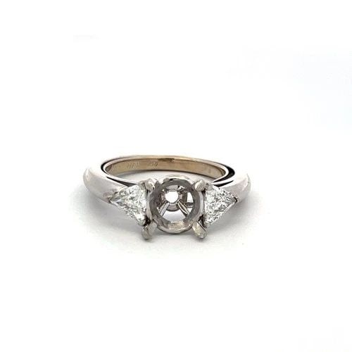 CARTIER DIAMOND SEMI MOUNT RING 18K WHITE GOLD TRILLION G VS1 VINTAGE SETTING: CARTIER DIAMOND SEMI MOUNT RING 18K WHITE GOLD TRILLION G VS1 VINTAGE SETTING Designer: CARTIER Title: This elegant vintage semi-mount ring by Cartier is expertly crafted in solid 18 karat white gold 