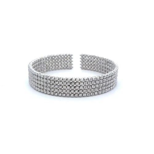 VINTAGE 25.00 GRAMS 18 KARAT WHITE GOLD BANGLE BRACELET: VINTAGE 25.00 GRAMS 18 KARAT WHITE GOLD BANGLE BRACELET Title: 18 Karat White Gold Bangle Bracelet Style: Bangle Metal: 18 Karat White Gold Dimension: 6.25*0.49*0.10IN Weight: 25 Grams Condition: Vint