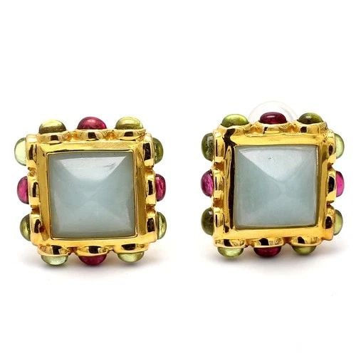 VINTAGE 18K YELLOW GOLD CLIP-ON EARRINGS WITH 1.39 * 1.39 MM JADE: VINTAGE 18K YELLOW GOLD CLIP-ON EARRINGS WITH 1.39 * 1.39 MM JADE VINTAGE 18K YELLOW GOLD CLIP-ON EARRINGS WITH 1.39 * 1.39 MM JADE $5,620.00 PRODUCT DESCRIPTION Detailed Description: Step up your sty