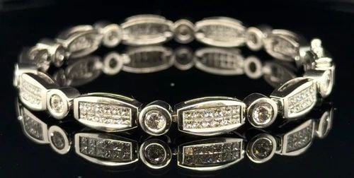 18K WHITE GOLD AND DIAMOND ESTATE BRACELET WITH 4.20TDW NATURAL DIAMONDS VS G-H: 18K WHITE GOLD AND DIAMOND ESTATE BRACELET WITH 4.20TDW NATURAL DIAMONDS VS G-H 18k White Gold Natural Diamond Estate Bracelet Featuring 4.20-carats of Round Brilliant Cut and square cut Diamonds set 