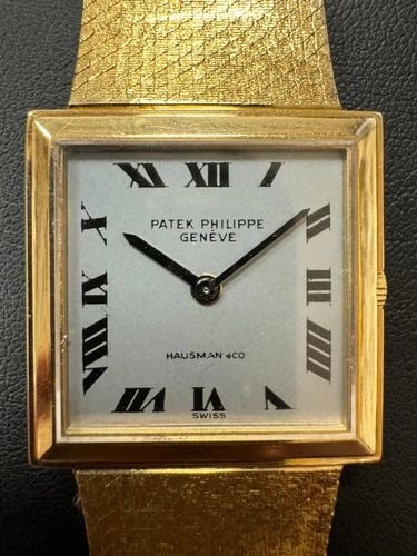 PATEK PHILIPPE REF. 3490-1 SOLID 18 KARAT GOLD WRISTWATCH: PATEK PHILIPPE REF. 3490-1 SOLID 18 KARAT GOLD WRISTWATCH This Patek Philippe wristwatch is a luxurious and classic timepiece with a square shape and a white dial. The watch features a solid caseback,
