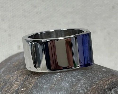 GUCCI VINTAGE 750 18K WHITE GOLD AMETHYST 10MM WIDE BAND RING. SIZE 7.: GUCCI VINTAGE 750 18K WHITE GOLD AMETHYST 10MM WIDE BAND RING. SIZE 7. This stunning Gucci vintage ring is crafted from 750 18k white gold and features a gorgeous 10mm wide band The ring is adorned wi