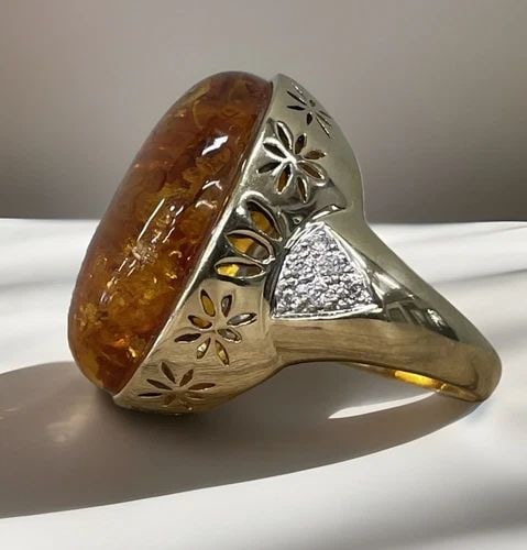 VINTAGE 14K OVAL AMBER RING WITH DIAMOND ACCENT IN YELLOW GOLD, SIZE 7.75: VINTAGE 14K OVAL AMBER RING WITH DIAMOND ACCENT IN YELLOW GOLD, SIZE 7.75 Own a piece of history with this vintage 14K yellow gold ring featuring a gorgeous oval amber stone and diamond accents The ri