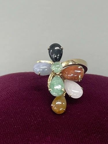 VINTAGE MULTICOLOR JADE, ONYX, CITRINE, CARNELIAN, & QUARTZ RING IN 14K GOLD: VINTAGE MULTICOLOR JADE, ONYX, CITRINE, CARNELIAN, & QUARTZ RING IN 14K GOLD Add some vintage flair to your jewelry collection with this stunning 14K gold ring featuring multicolor jade, onyx, citrine