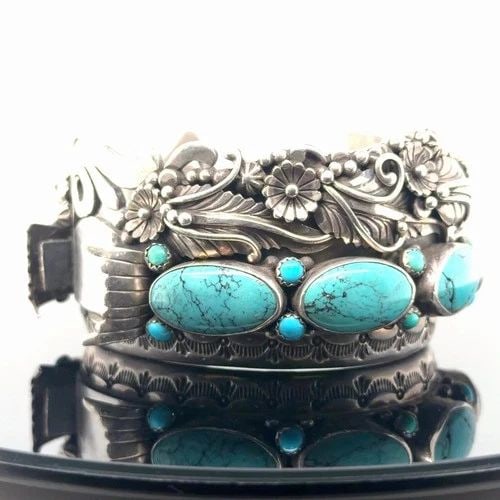 VINTAGE NAVAJO .925 STERLING WATCH BAND WITH TURQUOISE AND RED CORAL 133.5G: VINTAGE NAVAJO .925 STERLING WATCH BAND WITH TURQUOISE AND RED CORAL 133.5G This gorgeous Vintage Navajo watch band features 18 gorgeous Turquoise Cabochons and 1 Red Coral Cabochon total and is set i