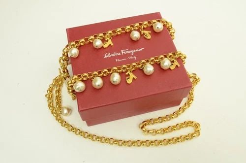AUTHENTIC FERRAGAMO GP LINKING PEARL SHOE EMBLEM CHARM NECKLACE EMBLEM JEWELRY (1 of 2)