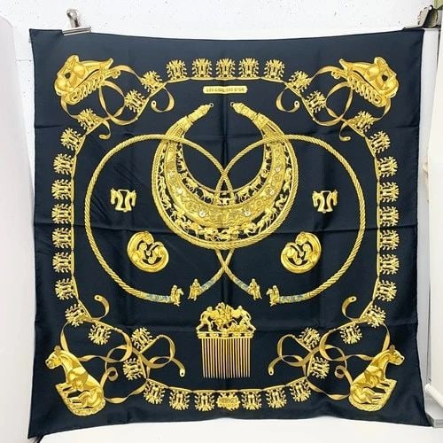 AUTHENTIC HERMES SCARF CAVALIERS D'OR BLACK GOLD 90CM D'ORIGNY VINTAGE SILK: AUTHENTIC HERMES SCARF CAVALIERS D'OR BLACK GOLD 90CM D'ORIGNY VINTAGE SILK Golden Riders Cavaliers d'Or Henri d'Origny Manufactured: France Height: 90cm (35.4 inch) Width: 90cm (35.4 inch) 100% Silk 