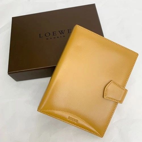 AUTHENTIC LOEWE LEATHER AGENDA BOOK COVER VINTAGE HOME OFFICE ACCESSORY: AUTHENTIC LOEWE LEATHER AGENDA BOOK COVER VINTAGE HOME OFFICE ACCESSORY Loewe Ring Booklet, Planner, Agenda Book Width: 11 cm Height: 14.2 cm No Ink Leather, Gold Plated, Paper Tan Manufactured: Franc