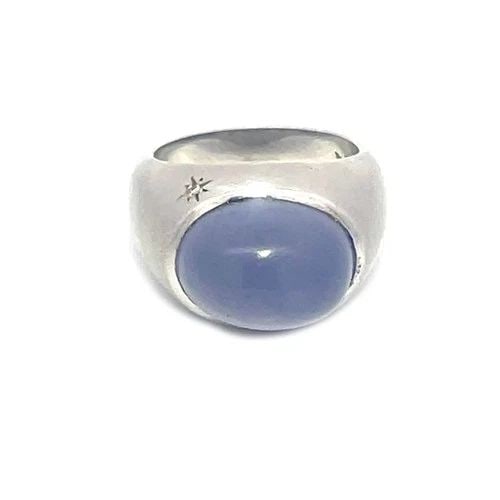 H. STERN CHALCEDONY GOLD MEN'S RING 18K WHITE DIAMOND DOME STYLE: H. STERN CHALCEDONY GOLD MEN'S RING 18K WHITE DIAMOND DOME STYLE This is a lovely gold ring by H. Stern, it is a stunning vintage piece featuring a dome style design with a cabochon blue chalcedony be