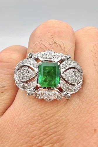 MASSIVE ANTIQUE ART DECO 18K WHITE GOLD EMERALD & DIAMOND FILIGREE RING: MASSIVE ANTIQUE ART DECO 18K WHITE GOLD EMERALD & DIAMOND FILIGREE RING Massive Antique Art Deco 18k White Gold Emerald & Diamond Filigree Ring Ring Size: 8.75 - Can Be Resized Metal: 18k White Gold -