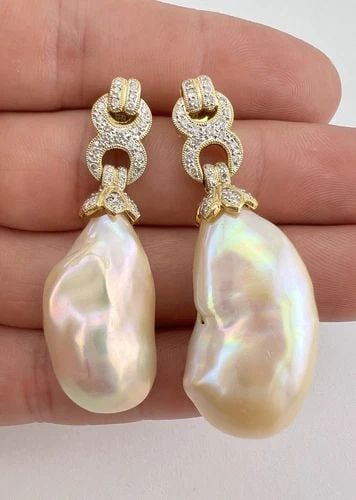 MASSIVE 18K YELLOW GOLD SOUTH SEA BAROQUE PEARLS & DIAMOND DANGLE POST EARRINGS: MASSIVE 18K YELLOW GOLD SOUTH SEA BAROQUE PEARLS & DIAMOND DANGLE POST EARRINGS Massive Vintage 18k Yellow Gold South Sea Baroque Pearls & Diamond Dangle Post Earrings Size: About 2" Tall With Dangle 