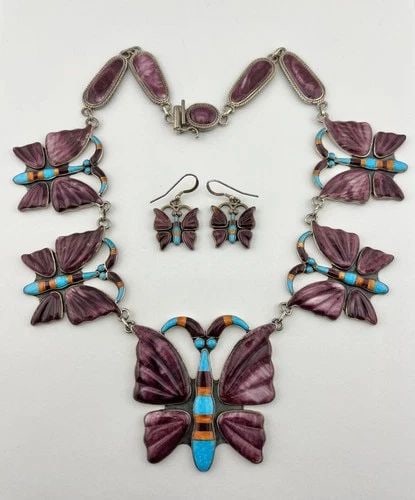KIRK SMITH NAVAJO STERLING SILVER SPINY OYSTER & TURQUOISE BUTTERFLY NECKLACE: KIRK SMITH NAVAJO STERLING SILVER SPINY OYSTER & TURQUOISE BUTTERFLY NECKLACE Vintage Kirk Smith Navajo Sterling Silver Spiny Oyster & Turquoise Butterfly Necklace & Earrings Set MEASUREMENTS: Necklac