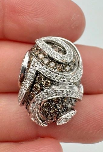 DESIGNER 18K WHITE GOLD 2.00CT APPROX. CHAMPAGNE COGNAC DIAMOND SLIDE PENDANT: DESIGNER 18K WHITE GOLD 2.00CT APPROX. CHAMPAGNE COGNAC DIAMOND SLIDE PENDANT Designer 18K White Gold 2.00ct Approx. Champagne Cognac Diamond Slide Pendant Size: 1" Tall By Almost 3/4" Wide & Almost 1