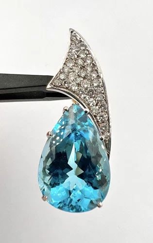 FINE 18CT LONDON BLUE TOPAZ WHITE GOLD 1.00CT APPROX DIAMOND ENHANCER PENDANT: FINE 18CT LONDON BLUE TOPAZ WHITE GOLD 1.00CT APPROX DIAMOND ENHANCER PENDANT Fine 18.80ct Pear London Blue Topaz White & Yellow Gold VS 1.00ct Diamond Enhancer Pendant Size: Over 1 1/2" Tall By 5/8" 