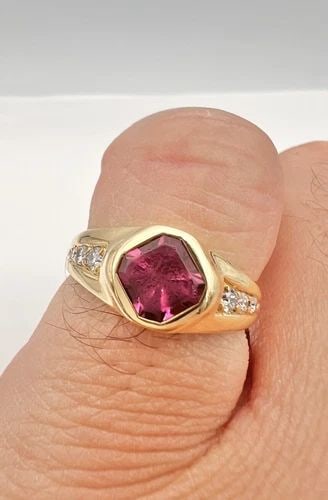 DESIGNER 18K YELLOW GOLD NATURAL RUBELLITE TOURMALINE & DIAMOND RING: DESIGNER 18K YELLOW GOLD NATURAL RUBELLITE TOURMALINE & DIAMOND RING Designer 18k Yellow Gold Natural Rubellite Tourmaline & Diamond Ring Size: 6 - Can Be Resized Metal: 18k (750) Yellow Gold Weight i