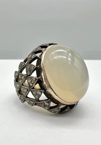 ANTIQUE 14K GOLD & SILVER LARGE CABOCHON MOONSTONE & DIAMOND RING: ANTIQUE 14K GOLD & SILVER LARGE CABOCHON MOONSTONE & DIAMOND RING Antique 14k Gold & Silver Large Cabochon Moonstone & Diamond Ring Size: 7.5 - Can Be Resized Weight is 11.8 Grams on my scale Metal: 1