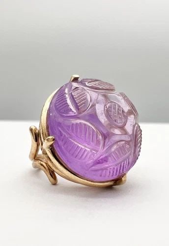 ANTIQUE ART DECO 14K YELLOW GOLD CHINESE CARVED CABOCHON AMETHYST FLORAL RING: ANTIQUE ART DECO 14K YELLOW GOLD CHINESE CARVED CABOCHON AMETHYST FLORAL RING Antique Art Deco 14k Yellow Gold Chinese Carved Cabochon Amethyst Floral Ring Size: 3 - Can Be Sized Up Without Damaging W