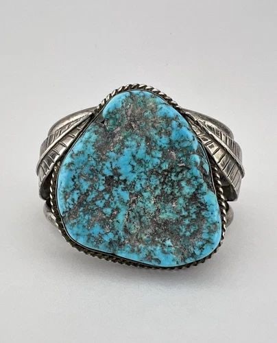 HUGE VTG NAVAJO STERLING SILVER NATURAL KINGMAN TURQUOISE CUFF BRACELET 116.5G: HUGE VTG NAVAJO STERLING SILVER NATURAL KINGMAN TURQUOISE CUFF BRACELET 116.5G HUGE Vtg Navajo Sterling Silver Natural Kingman Turquoise Cuff Bracelet 116.5g Cuff is 5 1/8" tip to Tip and has a 1 1/4"
