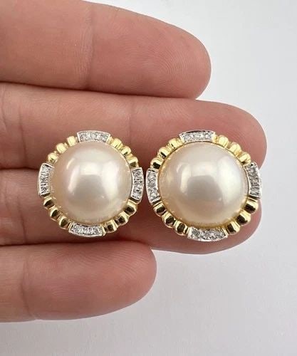 DESIGNER 14K YELLOW GOLD 14MM MABE PEARL & DIAMOND HALO OMEGA BACK EARRINGS 8G: Designer 14k Yellow Gold 14mm Mabe Pearl & Diamond Halo Omega Back Earrings 8g Size: 3/4" Tall & 3/4" Wide Metal: 14k Yellow Gold - Hallmarked Weight is 8.0 Grams on my scale Amazing 14mm White Mabe P