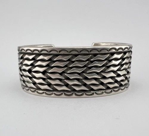 OLD 1940S NAVAJO HEAVY GAUGE INGOT COIN SILVER HAND POUNDED CUFF BRACELET 96.3G: OLD 1940S NAVAJO HEAVY GAUGE INGOT COIN SILVER HAND POUNDED CUFF BRACELET 96.3G OLD 1940s Navajo Heavy Gauge Ingot Coin Silver Hand Pounded Cuff Bracelet 96.3g Cuff is 5 5/8" tip to Tip and has a 1 1/