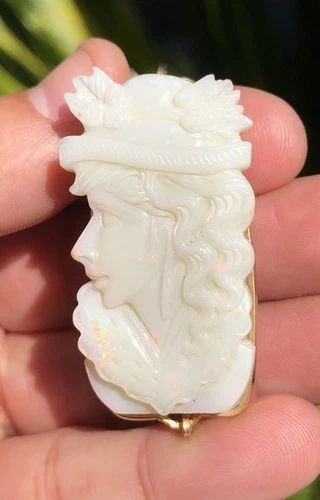 ANTIQUE 145CT+ HAND CARVED PRINCESS NATURAL AUSTRALIAN RAINBOW FIRE OPAL PENDANT (1 of 2)