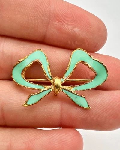 ANTIQUE VICTORIAN 18K YELLOW GOLD TURQUOISE ENAMEL RIBBON BOW PIN BROOCH PENDANT: ANTIQUE VICTORIAN 18K YELLOW GOLD TURQUOISE ENAMEL RIBBON BOW PIN BROOCH PENDANT Antique Victorian 18k Yellow Gold Turquoise Enamel Ribbon Bow Pin Brooch Pendant Size: 1 1/4" Wide By Around 7/8" Tall 