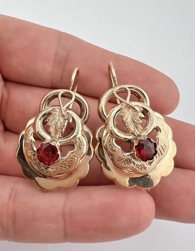 ANTIQUE VICTORIAN GEORGIAN ROSE GOLD RUBY GLASS FLORAL ENGRAVED HOOK EARRINGS: ANTIQUE VICTORIAN GEORGIAN ROSE GOLD RUBY GLASS FLORAL ENGRAVED HOOK EARRINGS Antique Victorian Georgian Rose Gold Ruby Floral Engraved Long Hook Earrings Size: Over 1 1/2" Tall By About 1" Wide Weigh