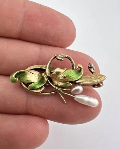 ANTIQUE ART NOUVEAU 14K YELLOW GOLD DIAMOND & PEARL ENAMEL FLOWER BROOCH 5.8G: Antique Art Nouveau 14k Yellow Gold Diamond & Pearl Enamel Flower Brooch 5.8g Size: 1 3/8" Wide By 3/4" Tall Metal: Hallmarked 14k Weight is 5.8 Grams on my scale Amazing Seed Pearl & Diamond Gemstone