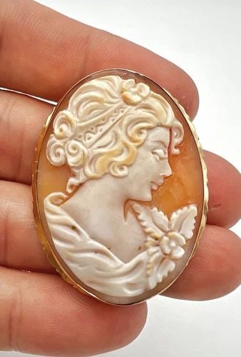 DESIGNER ITALIAN ITALY 18K YELLOW GOLD CARVED SHELL CAMEO PIN PENDANT 2" -8.8G: DESIGNER ITALIAN ITALY 18K YELLOW GOLD CARVED SHELL CAMEO PIN PENDANT 2" -8.8G Designer Italian Italy 18k Yellow Gold Carved Shell Cameo Pin Pendant 2" Size: 2" Tall With Movable Bail By Over 1 1/4" W