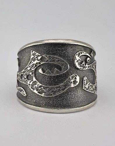 MONTY CLAW NAVAJO STERLING SILVER TUFA CAST ANIMAL DESIGN CUFF BRACELET 96.5G: MONTY CLAW NAVAJO STERLING SILVER TUFA CAST ANIMAL DESIGN CUFF BRACELET 96.5G Monty Claw Navajo Sterling Silver Tufa Cast Animal Design Cuff Bracelet 96.5g Cuff is 5 1/2" tip to Tip and has an Just Un