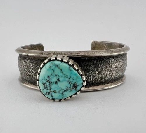 MITCHEL CALABAZA KEWA PUEBLO STERLING HIGH GRADE KINGMAN TURQUOISE CUFF BRACELET (1 of 2)