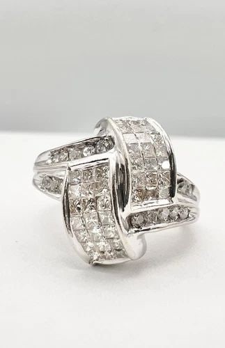 DESIGNER 14K WHITE GOLD PRINCESS CUT & ROUND DIAMOND RING: DESIGNER 14K WHITE GOLD PRINCESS CUT & ROUND DIAMOND RING Designer 14K White Gold 1.50tcw VS2-SI1 G/H - Princess Cut & Round Diamond Ring Ring Size: 7 - Can Be Resized Metal: 14k White Gold - Hallmark