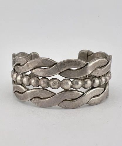 EARLY 1940S NAVAJO COIN SILVER TWIST INGOT WIDE CUFF BRACELET 75.7G (1 of 2)
