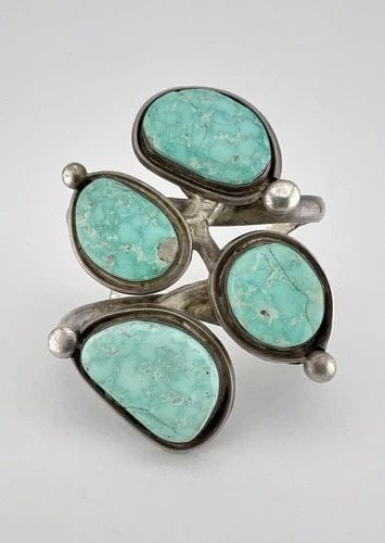 HUGE VTG NAVAJO STERLING SILVER WEBBED FOX TURQUOISE WIDE CUFF BRACELET 74.9G: HUGE Vtg Navajo Sterling Silver Webbed Fox Turquoise Wide Cuff Bracelet 74.9g Cuff is 4 3/4" tip to Tip and has a 1 1/4" Wide Adjustable Gap Cuff Is 3" Wide In the Center Weight is 74.9 Grams on my sc
