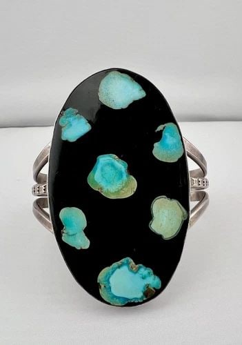 3" UNUSUAL VTG NAVAJO STERLING SILVER TURQUOISE & ONYX INLAY CUFF BRACELET 80.5G: 3" UNUSUAL VTG NAVAJO STERLING SILVER TURQUOISE & ONYX INLAY CUFF BRACELET 80.5G 3" Unusual Vtg Navajo Sterling Silver Turquoise & Onyx Inlay Cuff Bracelet 80.5g Cuff is 5 1/2" tip to Tip and has a 1 