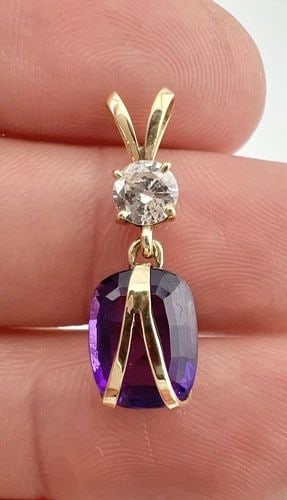 DESIGNER 14K YELLOW GOLD NATURAL .45CT APPROX. DIAMOND & AMETHYST DANGLE PENDANT: DESIGNER 14K YELLOW GOLD NATURAL .45CT APPROX. DIAMOND & AMETHYST DANGLE PENDANT Designer 14k Yellow Gold Natural .45ct Approx. Diamond & Amethyst Dangle Pendant Size: 1" Tall With Bail By 3/8" Wide A