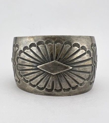VINTAGE NAVAJO STERLING SILVER HAND DEEP STAMPED 1.5" WIDE CUFF BRACELET 98.1G (1 of 2)