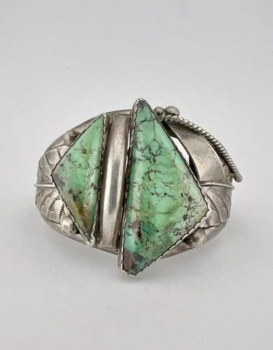 VTG NAVAJO STERLING SILVER TRIANGLE WEBBED DAMELE TURQUOISE CUFF BRACELET 61.4G: Vtg Navajo Sterling Silver Triangle Webbed Damele Turquoise Cuff Bracelet 61.4g Cuff is 5 1/2" tip to Tip and has a 1 1/2" Wide Slightly Adjustable Gap Cuff Is 2" Wide In the Center Weight is 61.4 Gra
