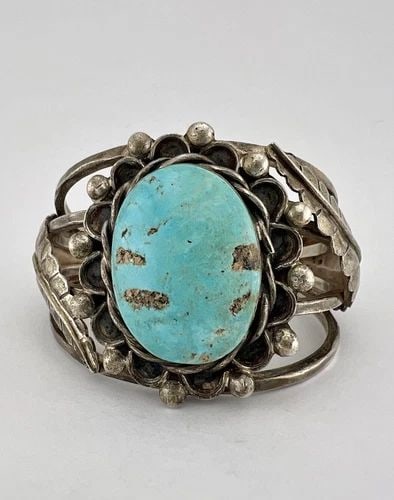 VTG NAVAJO STERLING SILVER NATURAL KINGMAN TURQUOISE STAMPED CUFF BRACELET 69.2G: VTG NAVAJO STERLING SILVER NATURAL KINGMAN TURQUOISE STAMPED CUFF BRACELET 69.2G Vtg Navajo Sterling Silver Natural Kingman Turquoise Stamped Cuff Bracelet 69.2g Cuff is 5 1/8" tip to Tip and has a 1 