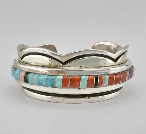 104.5G VTG NAVAJO STERLING SILVER MULTI GEMSTONE 3D FLUSH CUFF BRACELET: 104.5G VTG NAVAJO STERLING SILVER MULTI GEMSTONE 3D FLUSH CUFF BRACELET 104.5g Vtg Navajo Sterling Silver Multi Gemstone 3D Flush Cuff Bracelet Cuff is 5 3/8" tip to Tip and has a 1" Gap Cuff Is 1 1/8