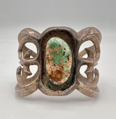 VINTAGE NAVAJO SANDCAST STERLING SILVER ROYSTON TURQUOISE CUFF BRACELET 99.6G: VINTAGE NAVAJO SANDCAST STERLING SILVER ROYSTON TURQUOISE CUFF BRACELET 99.6G Vintage Navajo Sandcast Sterling Silver Royston Turquoise Cuff Bracelet 99.6g Cuff is 5 1/4" tip to Tip and has a 1 3/8" A