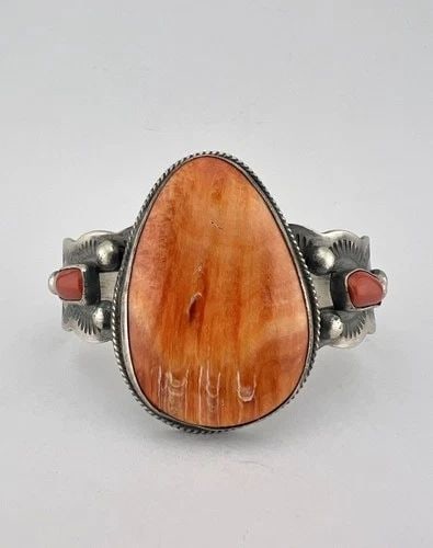 CHIMNEY BUTTE NAVAJO STERLING SILVER ORANGE SPINY OYSTER & CORAL CUFF BRACELET (1 of 2)