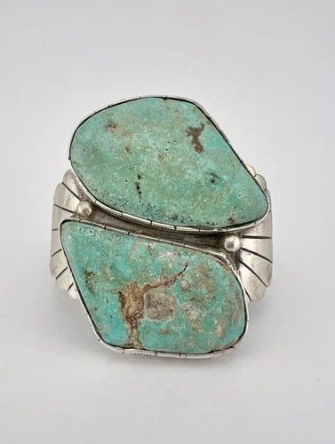 HUGE VTG NAVAJO STERLING SILVER KINGMAN TURQUOISE STAMPED CUFF BRACELET 56G: HUGE Vtg Navajo Sterling Silver Kingman Turquoise Stamped Cuff Bracelet 56g Cuff is 5 1/8" tip to Tip and has a 1 1/8" Wide Adjustable Gap Cuff Is 2 3/8" Wide In the Center Weight is 56.0 Grams on my 