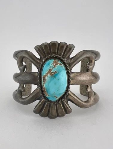 VTG NAVAJO SANDCAST STERLING SILVER HIGH GRADE FOX TURQUOISE CUFF BRACELET 66.3G: VTG NAVAJO SANDCAST STERLING SILVER HIGH GRADE FOX TURQUOISE CUFF BRACELET 66.3G Vtg Navajo Sandcast Sterling Silver High Grade Fox Turquoise Cuff Bracelet 66.3g Cuff is 4 1/2" tip to Tip and has a 1 
