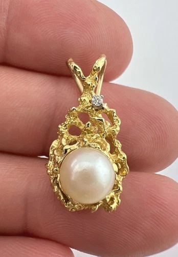 VINTAGE BRUTALIST 14K YELLOW GOLD 7.25MM PEARL & DIAMOND FREE FORM PENDANT (1 of 2)