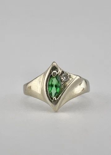 VINTAGE 14K WHITE GOLD MARQUISE CUT EMERALD & DIAMOND WOMEN'S RING: VINTAGE 14K WHITE GOLD MARQUISE CUT EMERALD & DIAMOND WOMEN'S RING Vintage 14k White Gold Marquise Cut Emerald & Diamond Women's Ring Ring Size: 5.75 - Can Be Resized Weight is 3.4 Grams on my scale M