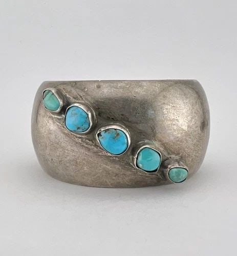 VINTAGE NAVAJO STERLING SILVER HIGH GRADE TURQUOISE PLAIN CUFF BRACELET 65.6G: VINTAGE NAVAJO STERLING SILVER HIGH GRADE TURQUOISE PLAIN CUFF BRACELET 65.6G Vintage Navajo Sterling Silver High Grade Turquoise Plain Cuff Bracelet 65.6g Cuff is 5" tip to Tip and has a 7/8" Wide Ad