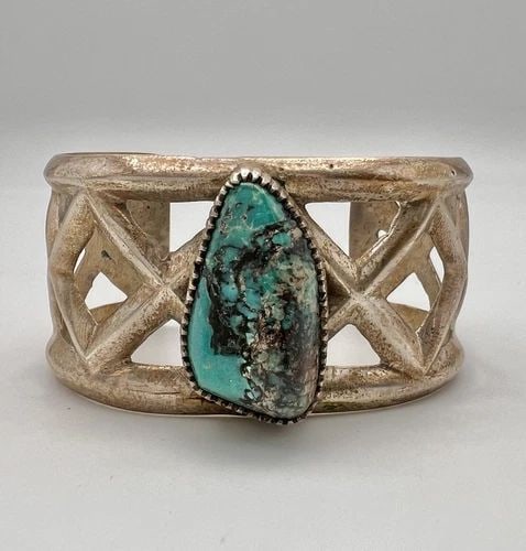 VTG NAVAJO SANDCAST STERLING SILVER SMOKEY BISBEE TURQUOISE CUFF BRACELET 77.5G: VTG NAVAJO SANDCAST STERLING SILVER SMOKEY BISBEE TURQUOISE CUFF BRACELET 77.5G Vtg Navajo Sandcast Sterling Silver Smokey Bisbee Turquoise Cuff Bracelet 77.5g Cuff is 5 1/2" tip to Tip and has a 1 1/