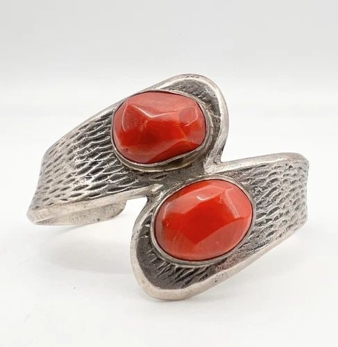 VTG NAVAJO TUFA SANDCAST STERLING SILVER MEDITERRANEAN CORAL CUFF BRACELET 61.7G (1 of 2)