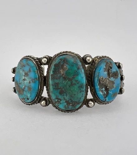 EARLY FRED HARVEY NAVAJO STERLING SILVER TURQUOISE STAMPED ARROW CUFF BRACELET: EARLY FRED HARVEY NAVAJO STERLING SILVER TURQUOISE STAMPED ARROW CUFF BRACELET Vtg Early Fred Harvey Navajo Sterling Silver Turquoise Stamped Arrow Cuff Bracelet Cuff is 5 3/8" tip to Tip and has an A